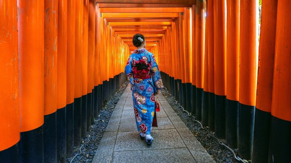 asian-women-traditional-japanese-kimonos-fushimi-inari-shrine-kyoto-japan_335224-137