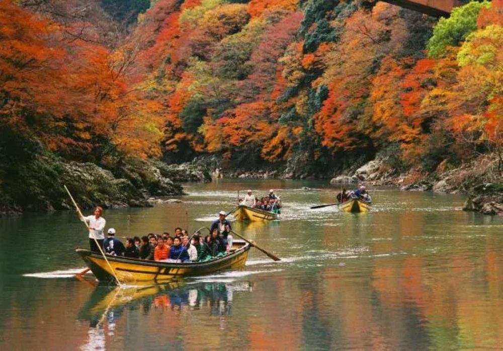 couple boating on Hozugawa River