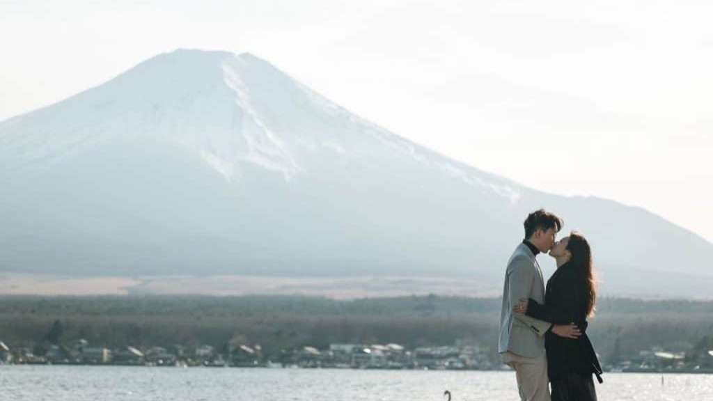 couple enjoying onsen with view of momiji and Fuji
