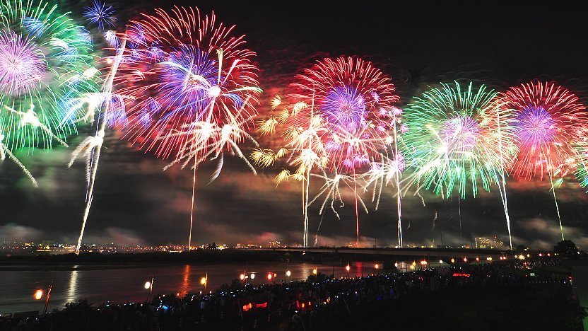 festival kembang api Jepang Agustus 2025, hanabi taikai Jepang 2025, kembang api musim panas Jepang, summer fireworks festival Jepang, jadwal hanabi Agustus 2025, rekomendasi festival Jepang 2025, liburan musim panas Jepang, Howliday Travel
