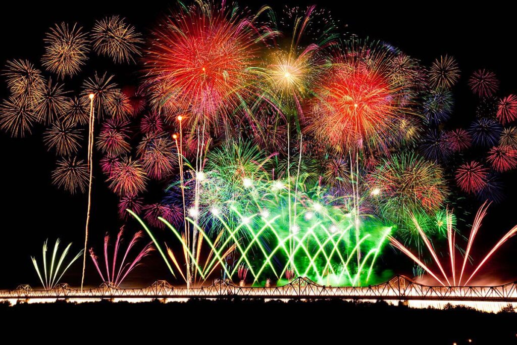 festival kembang api Jepang Agustus 2025, hanabi taikai Jepang 2025, kembang api musim panas Jepang, summer fireworks festival Jepang, jadwal hanabi Agustus 2025, rekomendasi festival Jepang 2025, liburan musim panas Jepang, Howliday Travel