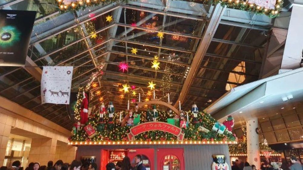 anak-anak membeli cokelat panas di pasar Natal