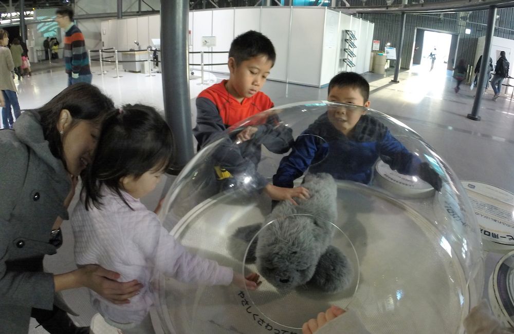 anak-anak mencoba robot di Miraikan