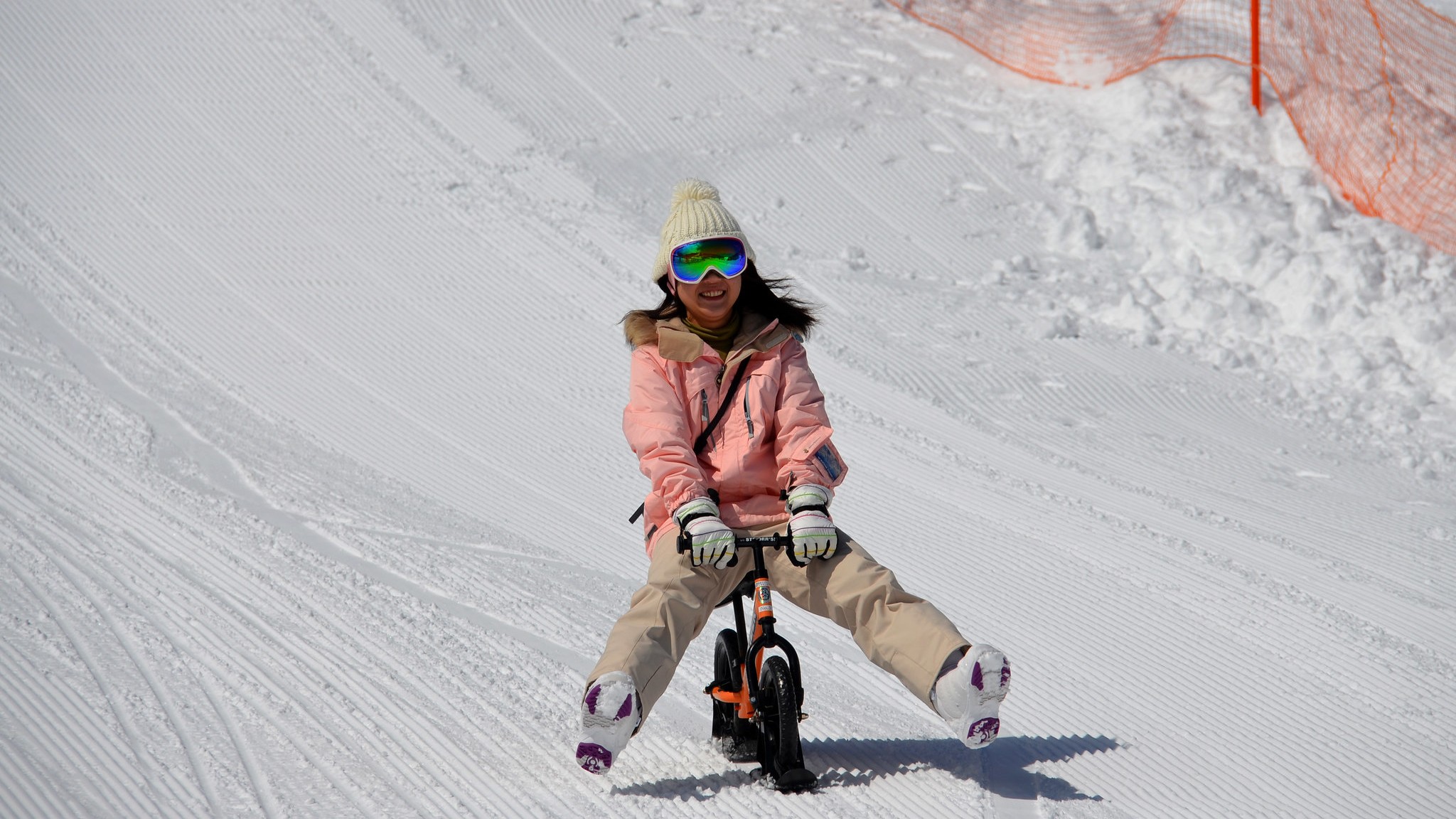 anak main sled di Shiga Kōgen