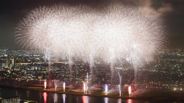 festival kembang api Jepang Agustus 2025, hanabi taikai Jepang 2025, kembang api musim panas Jepang, summer fireworks festival Jepang, jadwal hanabi Agustus 2025, rekomendasi festival Jepang 2025, liburan musim panas Jepang, Howliday Travel