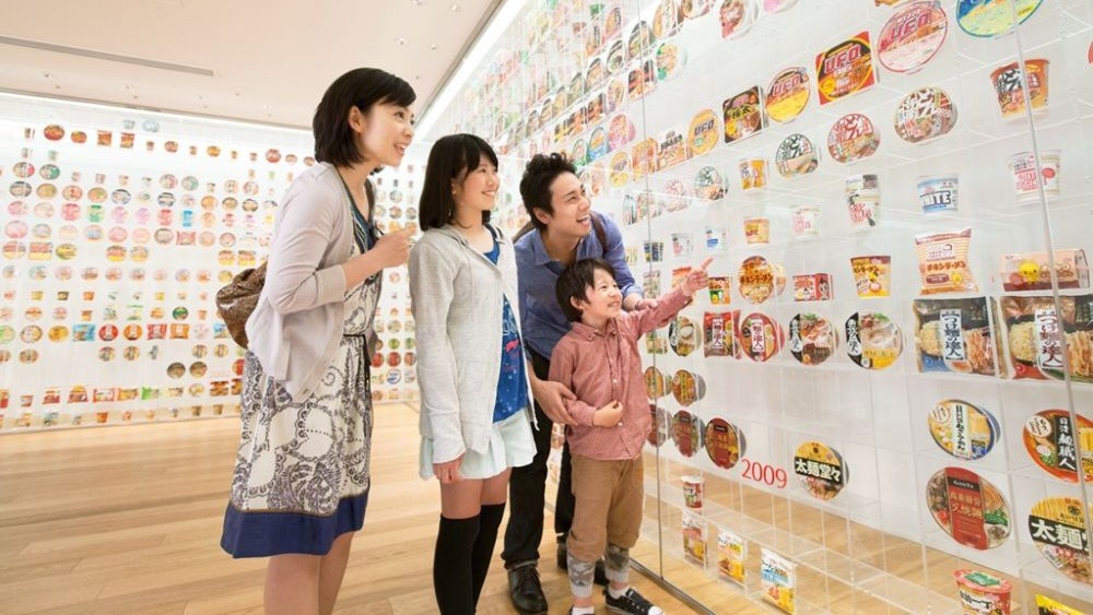 keluarga di museum anak Jepang