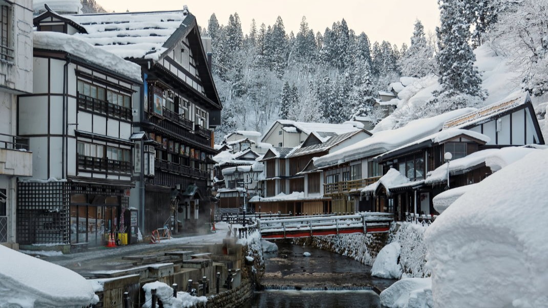 ryokan onsen dengan salju ringan
