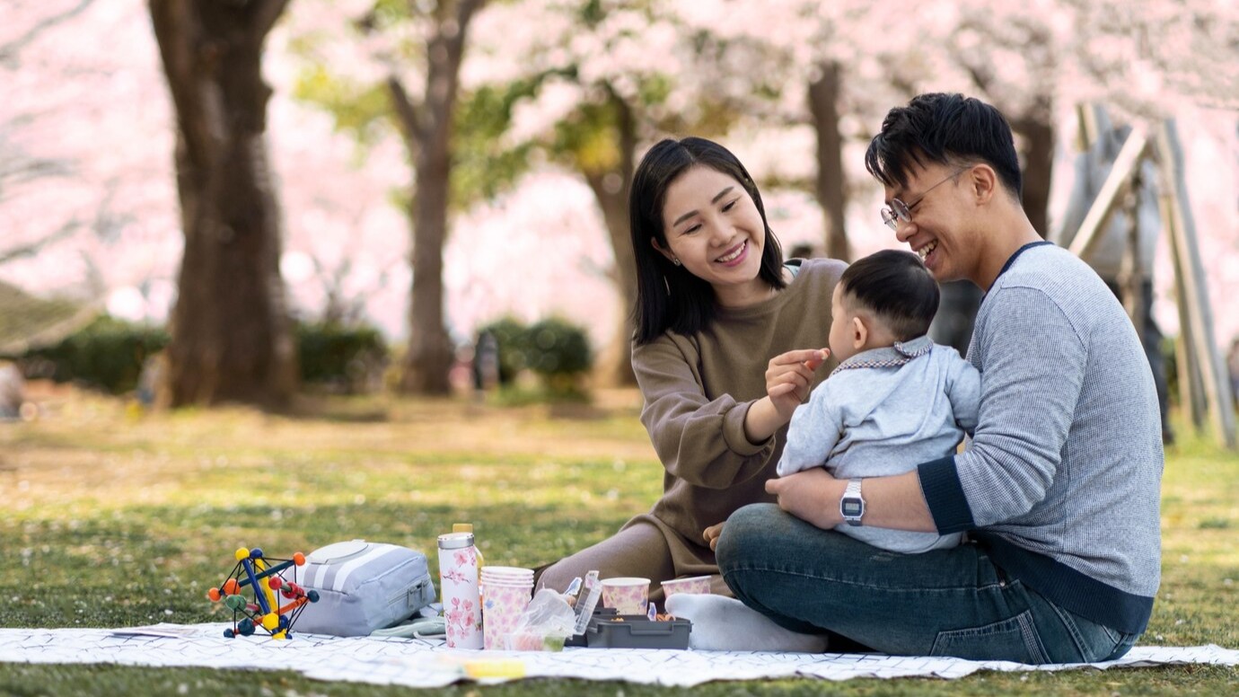 keluarga piknik hanami di bawah pohon sakura