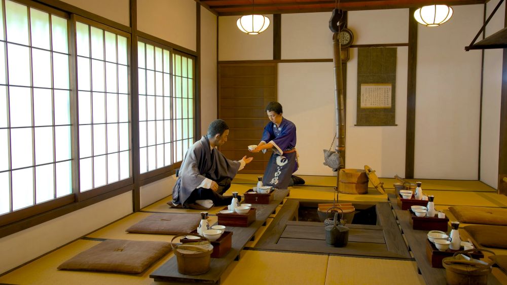 pengunjung mencicipi sake di dalam brewery tradisional Jepang