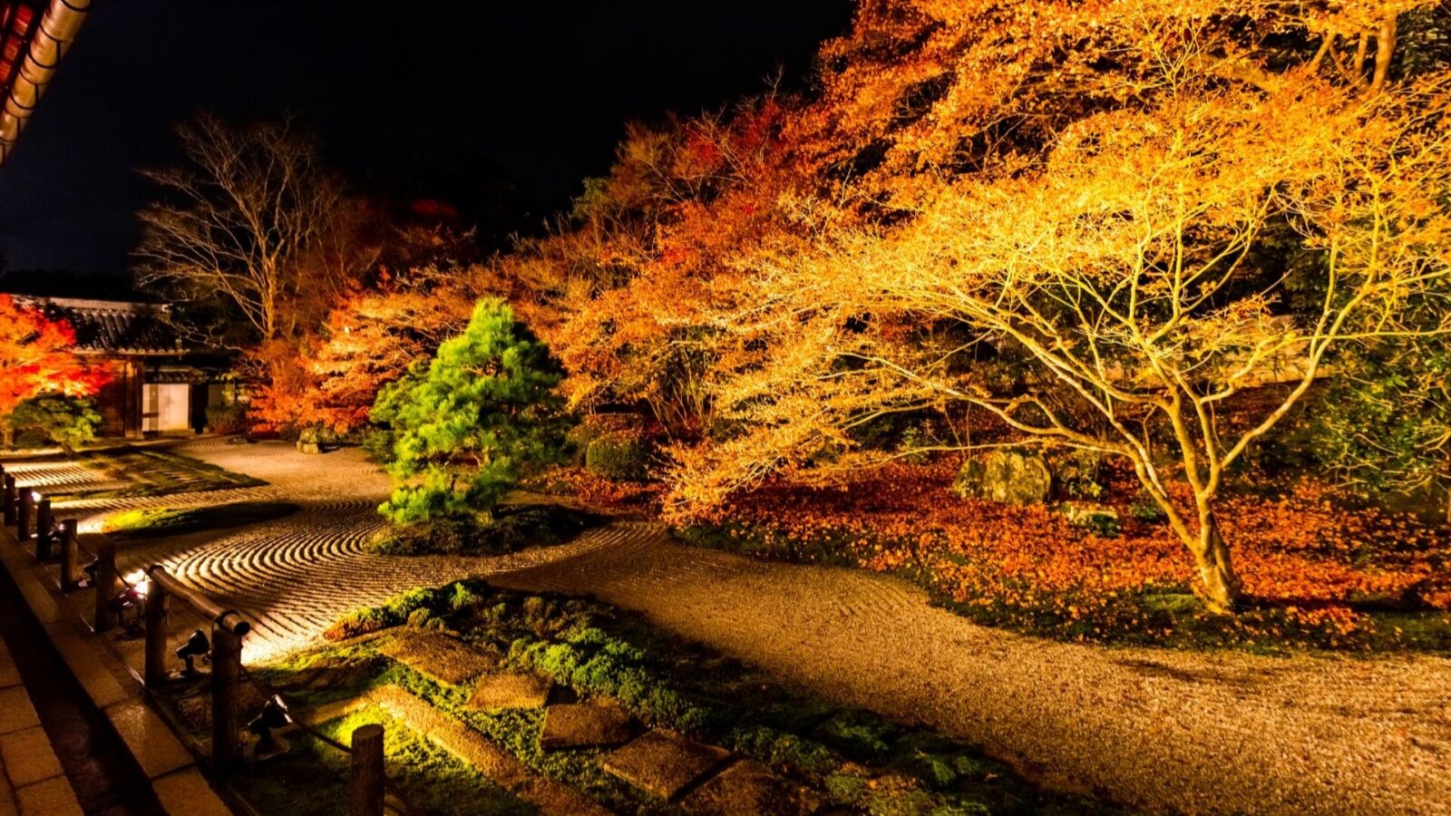 temple garden with half-yellow leaves