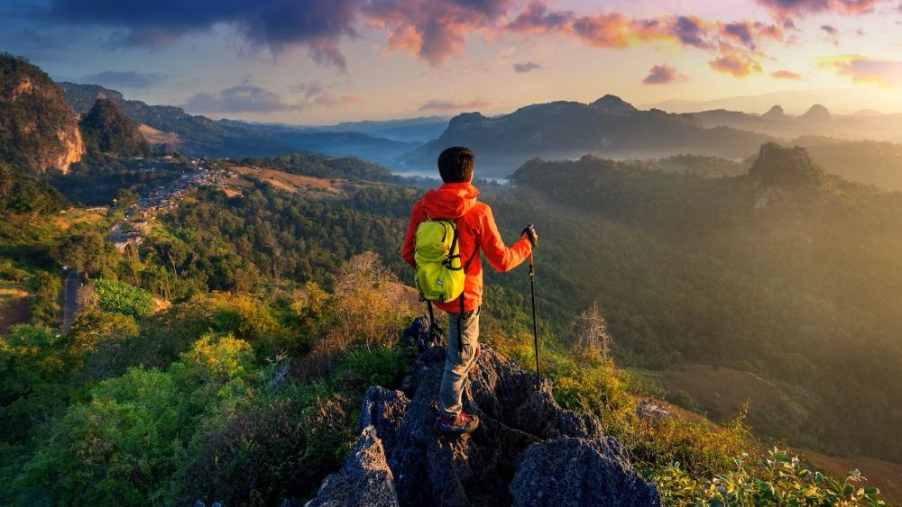 traveler dengan gear hiking