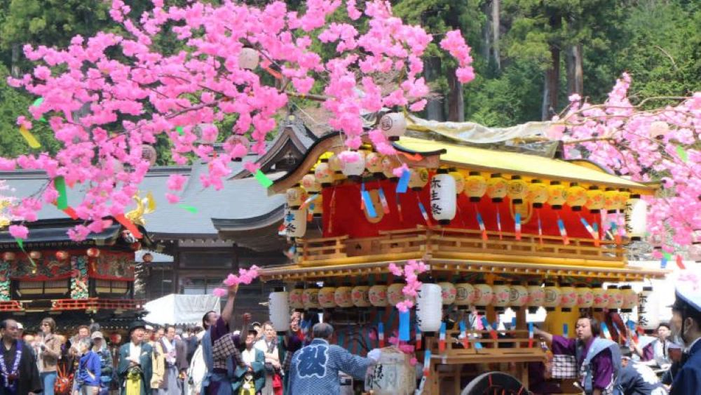 parade yatai saat festival musim semi
