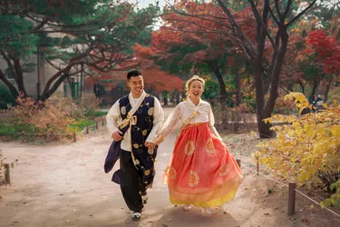 memakai hanbok korea selatan musim gugur