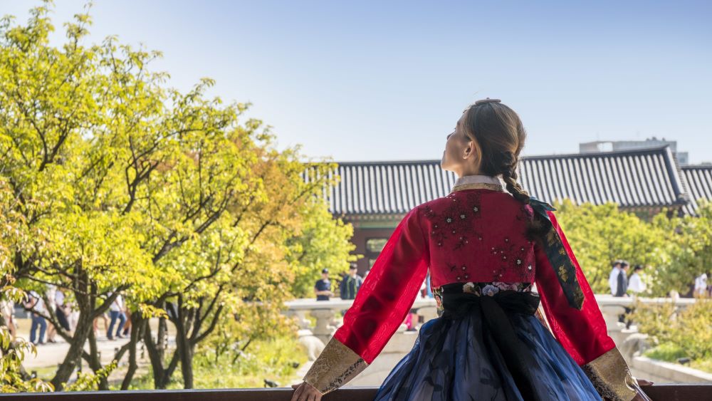 memakai hanbok korea selatan musim gugur